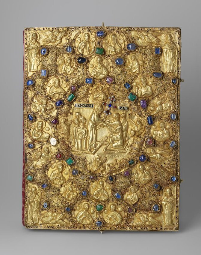 Оклад Евангелия. Москва, греческие мастера, 1410–1420-е; крест на среднике и завесы – XVI (?) в.; накладки на нижней доске – Москва, XVI (?) в.; застежки – Москва, XVI в.; тафта – Восток, не позднее середины XVI в.; бархат – Италия, XVI в.; камка – Италия, XVI в.; тесьма – XVI в.