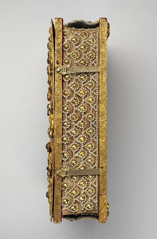 Оклад Евангелия. Москва, греческие мастера, 1410–1420-е; крест на среднике и завесы – XVI (?) в.; накладки на нижней доске – Москва, XVI (?) в.; застежки – Москва, XVI в.; тафта – Восток, не позднее середины XVI в.; бархат – Италия, XVI в.; камка – Италия, XVI в.; тесьма – XVI в. 