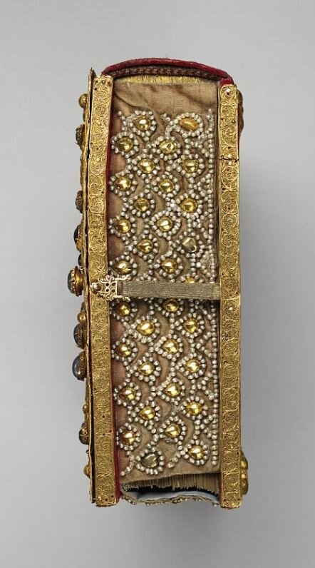 Оклад Евангелия. Москва, греческие мастера, 1410–1420-е; крест на среднике и завесы – XVI (?) в.; накладки на нижней доске – Москва, XVI (?) в.; застежки – Москва, XVI в.; тафта – Восток, не позднее середины XVI в.; бархат – Италия, XVI в.; камка – Италия, XVI в.; тесьма – XVI в. 