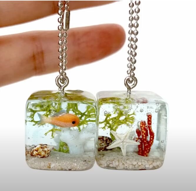    Прозрачный кулон в морской тематике   
Источник: Скриншот из видео