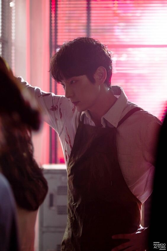 Я люблю Джунги за уникальную сопособность преобразовывать пространство одной лишь силой образа. Вот как на этом фото, например. Да, красные отенки имеют значение, но зловещая аура истории , которую он рассказал в "Цветке" ощущается даже теми, кто понятия не имеет, что такое этот самый "Цветок" и кто такой Бэк Хи Сон/До Хён Су