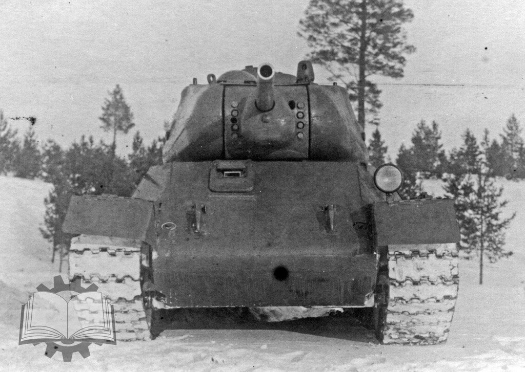 Первый опытный образец Т-43 в ходе заводских испытаний.