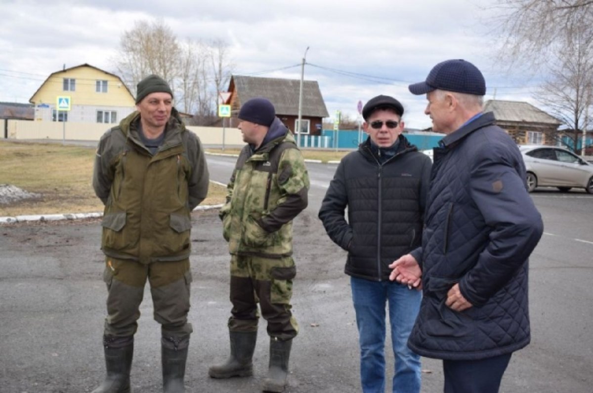    Жители Исетского района помогают соседям из Упорово укреплять дамбу