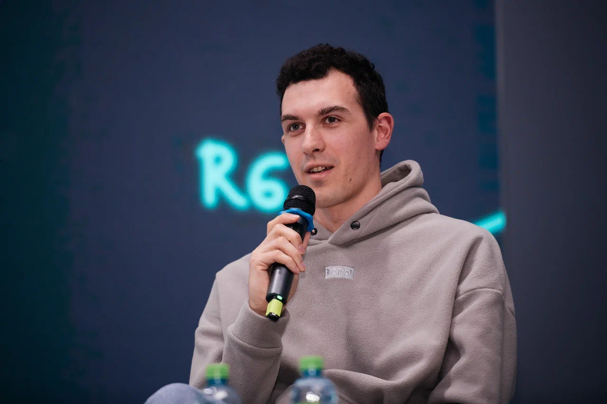 “Полимеры в космосе повышают безопасность и снижают расход горючего”, рассказывает кандидат технических наук Александр Смыков