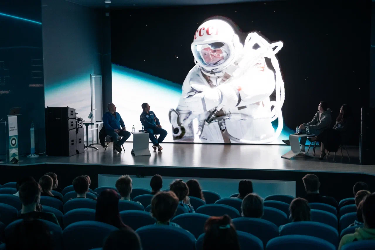 Космонавтов в день космонавтики много не бывает!