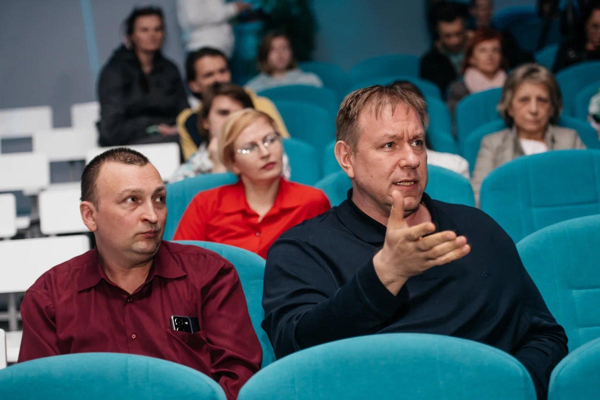 Ваш покорный слуга тоже не удержался от вопроса космонавтам. Дискуссия про новые материалы в космосе получилась интересной!