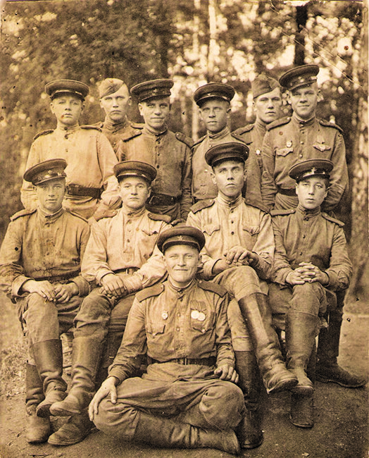 С боевыми товарищами. Петр Кошечкин сидит впереди