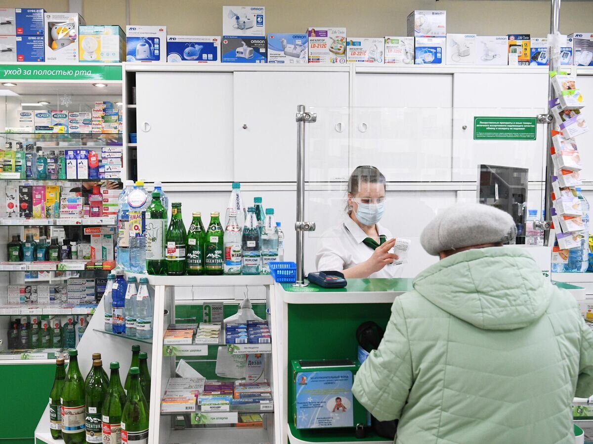    Посетительница на кассе в муниципальной аптеке "Новосибирская аптечная сеть"© РИА Новости / Александр Кряжев