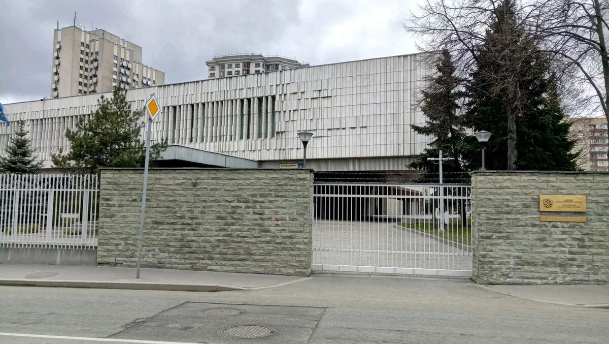 Чтобы попасть на приём в посольство Польши в Москве, нужно записаться, направив письмо на почту. Из-за сокращения дипломатической миссии в России ответ может идти долго. Фото: Яндекс / Яндекс Карты