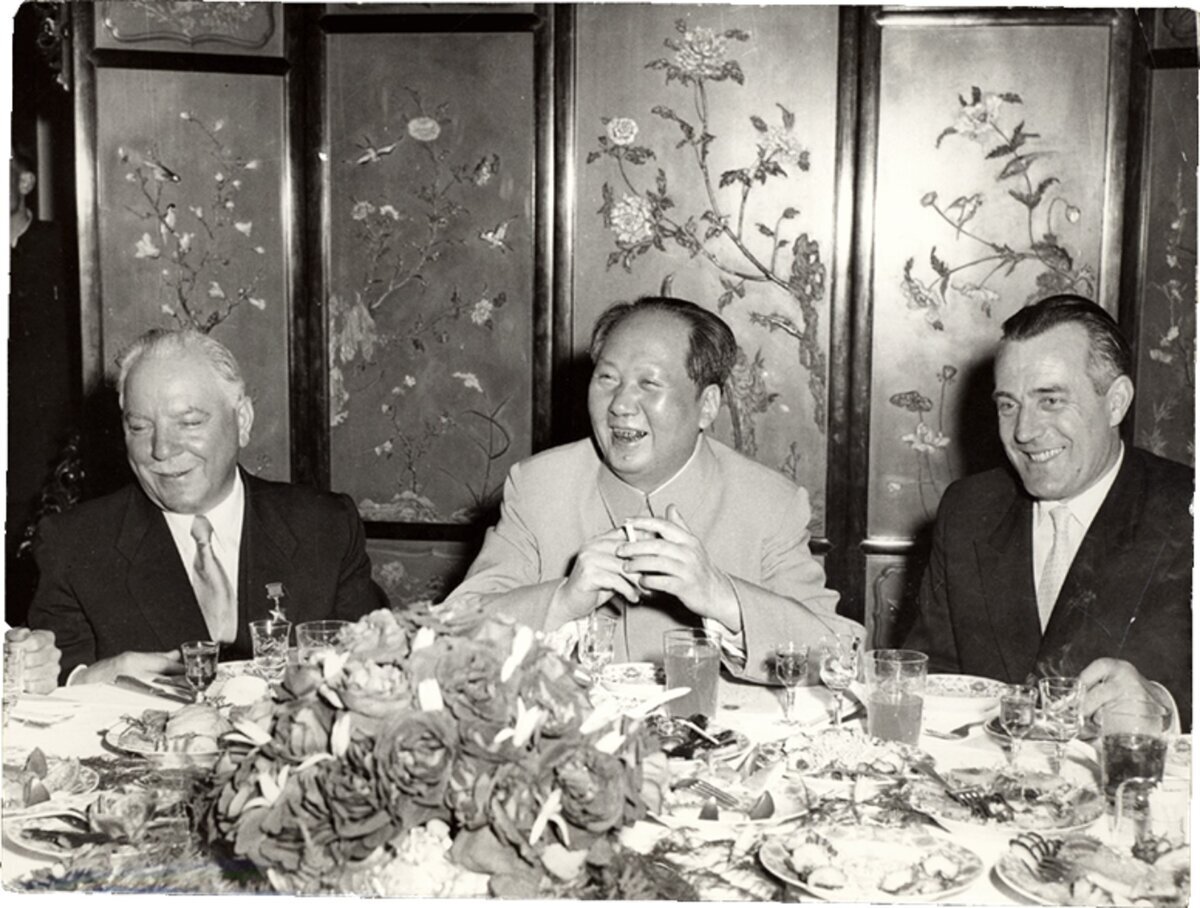 К.Е. Ворошилов и В.П. Елютин на приеме государственной делегации СССР у Мао Цзедуна. Пекин. Май 1957 г.