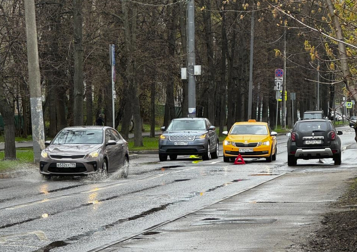 Два автомобиля в результате ДТП заблокировали дорогу на юго-западе Москвы |  Московская газета | Дзен