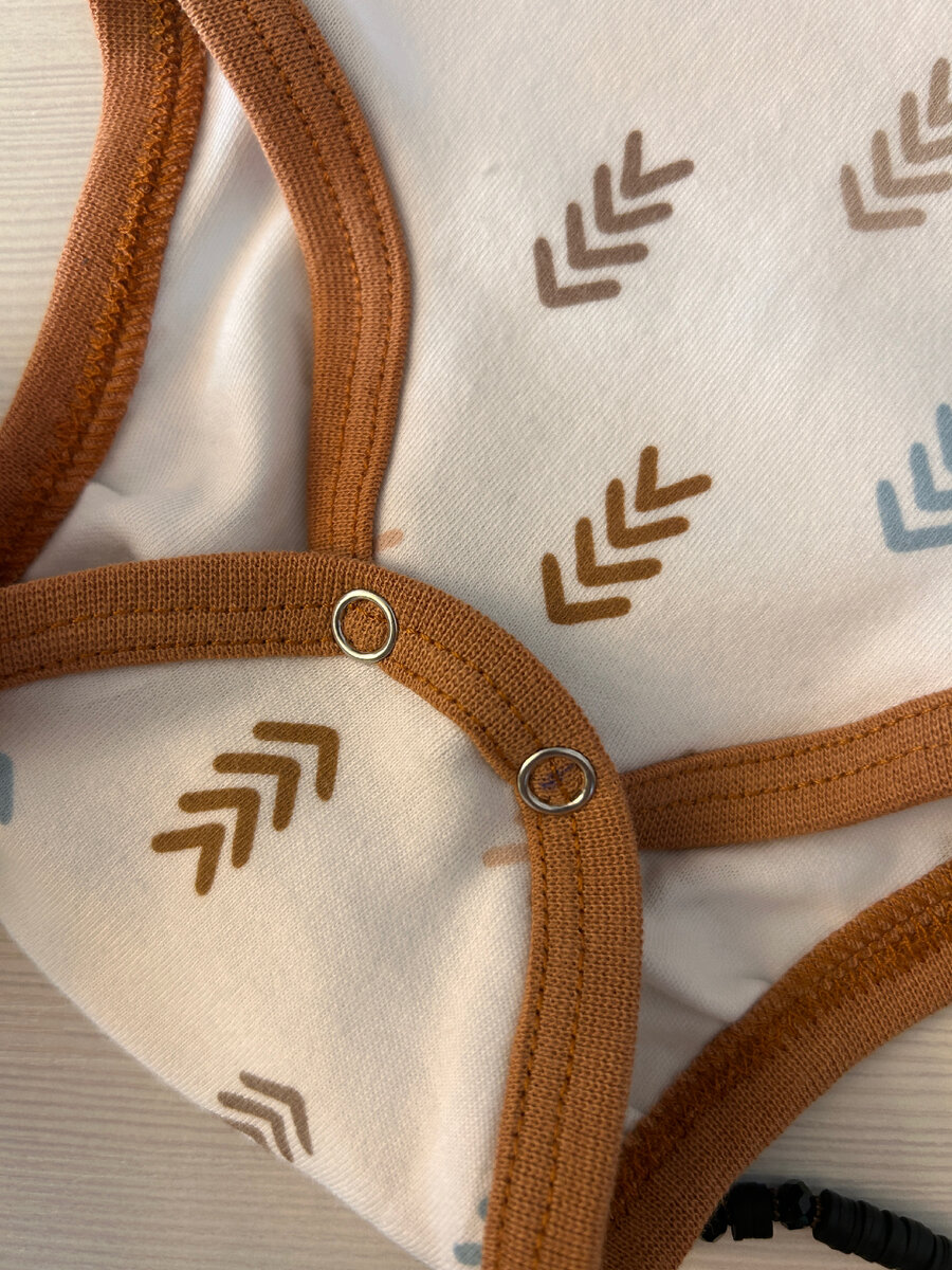 Старайтесь не мельчить, не делайте слишком узкий шаг стежка, машинка будет растягивать бейку. Да и вообще шов выглядит не так аккуратно, как хотелось бы. 