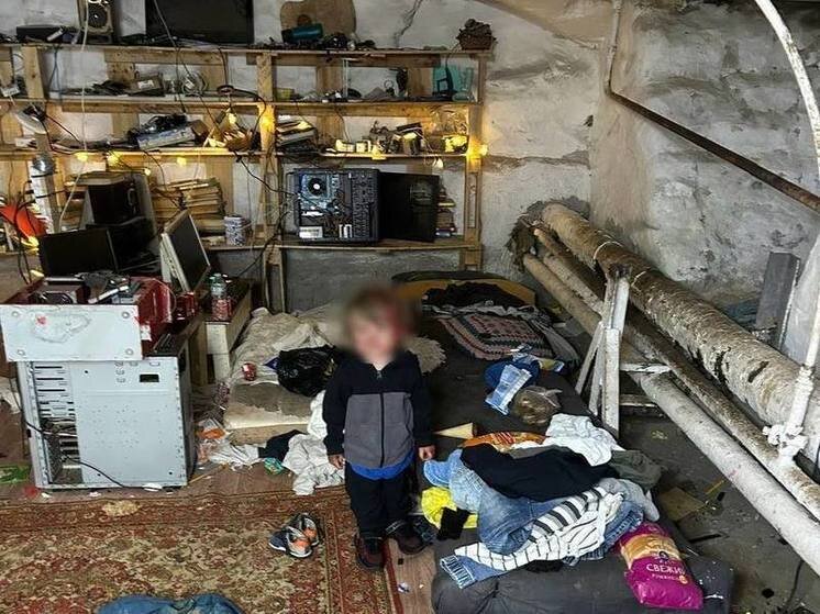     Простуженных малышей увезли из подвала в больницу. Сейчас они в социальном центре и мать не спешит их забирать. Фото: t.me/procspb