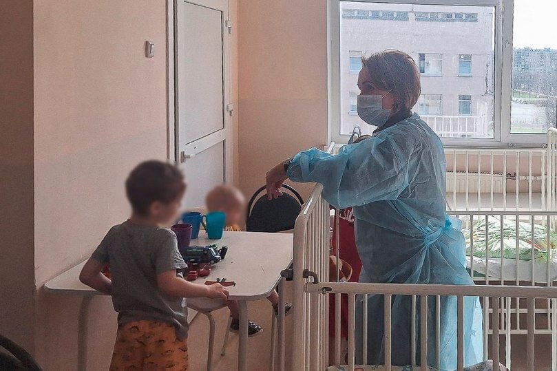     Детский омбудсмен Петербурга навестила вызволенных из подвала малышей, но она не может им объяснить, почему не приезжает их мама. Фото: t.me/spbdeti_org