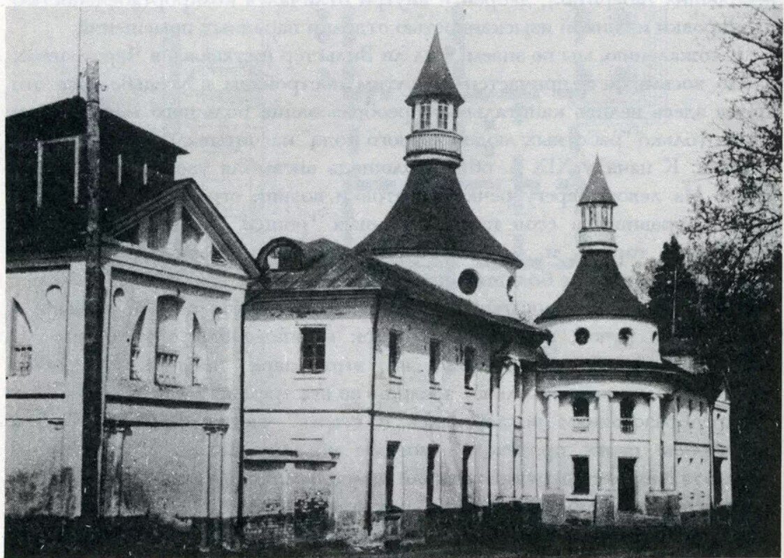 Южная сторона комплекса «Конный двор», фото 1930-х гг. Источник: pastvu.com