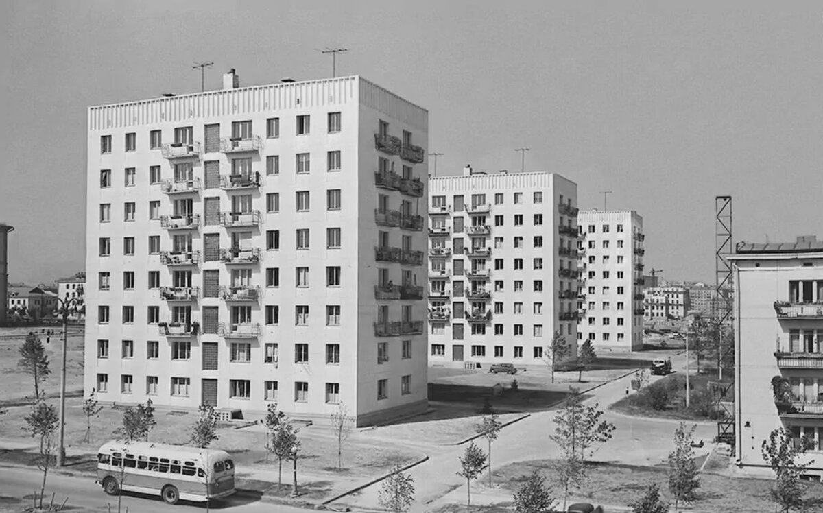 Вид на новый жилой район в Черемушках с автобусным движением, организованным для транспортного обслуживания жителей, 1958 г. 