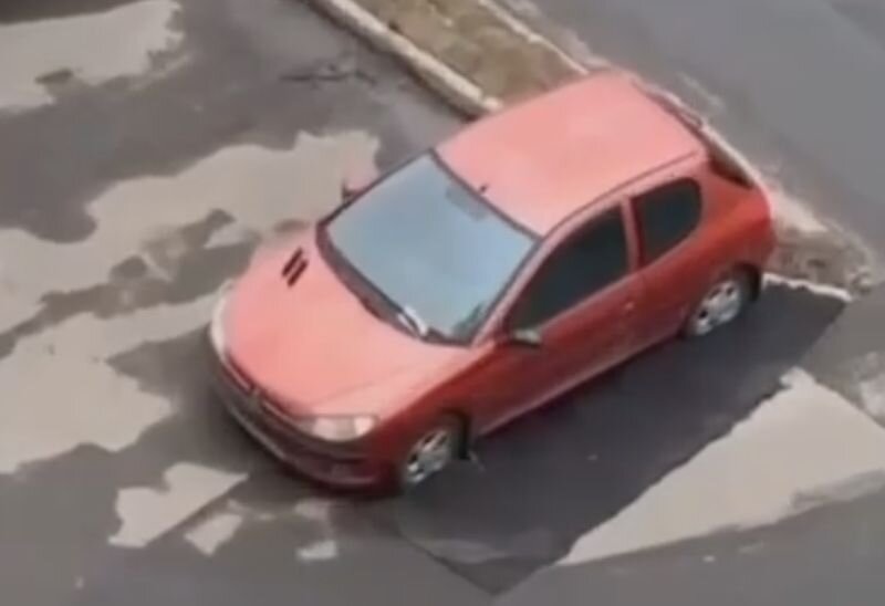 Жертвой эксперимента по затеканию асфальта под стоящий автомобиль стал маленький "Пежо"