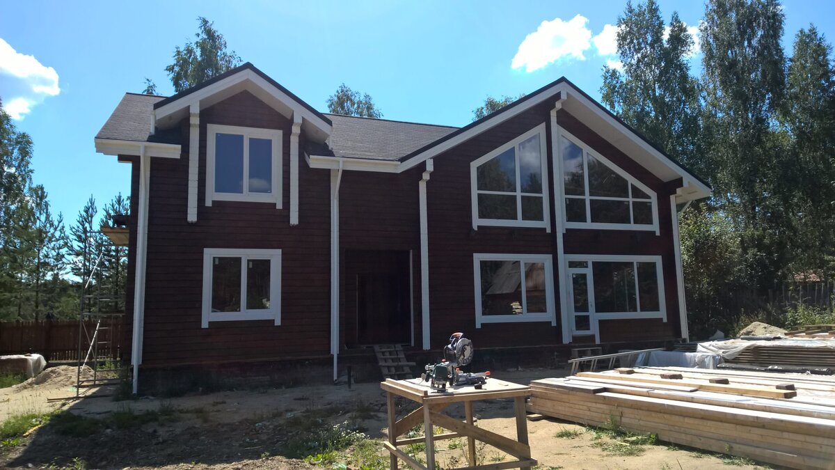 Современные деревянные окна в бревенчатом доме, пос. Северная Слобода