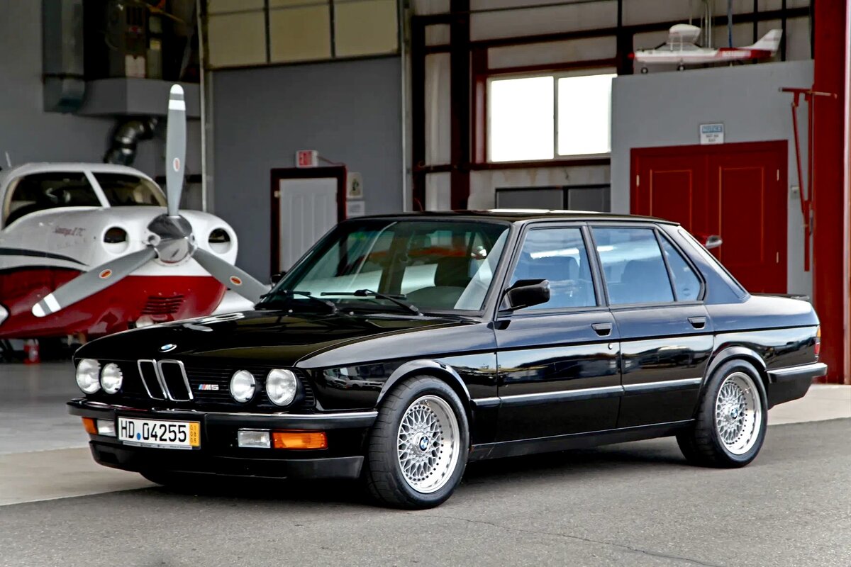 Первая в истории BMW M5 с мотором M88/3 и мощностью 286 л.с. Набор 100 км/ч за 6,5 сек. 