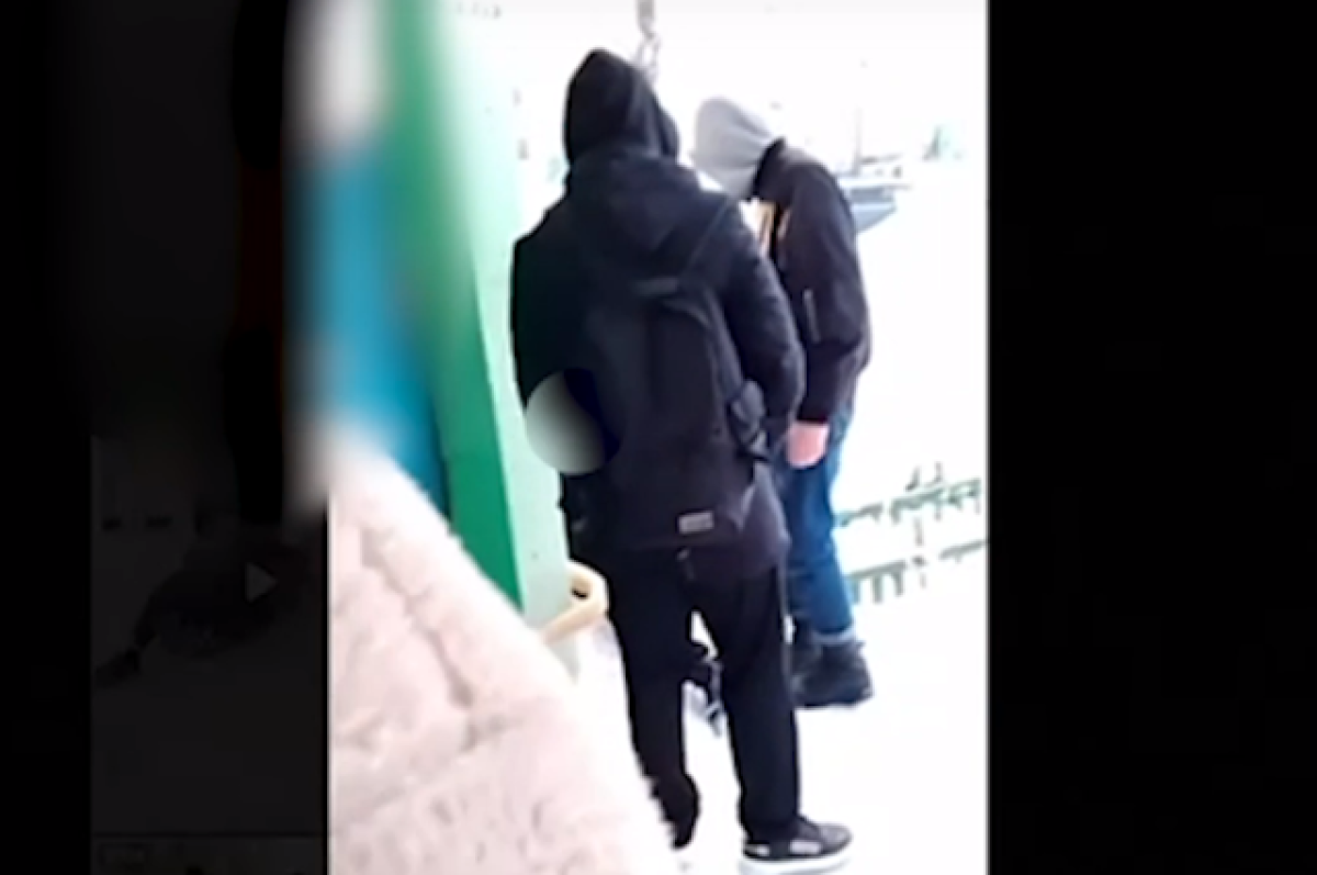    Били ногами, куда попадут...