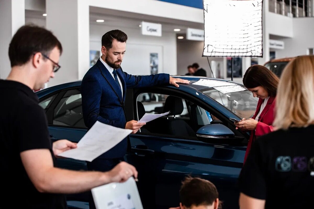 Режиссер сверяется со сценарием на съемках рекламного ролика VW Jetta