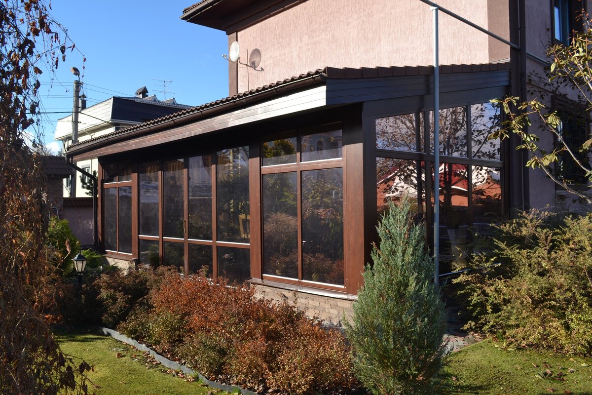 Современные деревянные окна в бревенчатом доме, пос. Северная Слобода