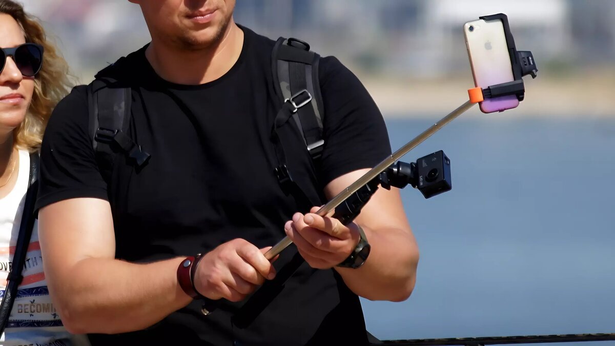     Фотографию в своем Instagram-аккаунте (принадлежит компании Meta, запрещен в РФ) блогер Инстасамка (настоящее имя — Дарья Зотеева) выложила с подписью «Summer mood» (летнее настроение прим.ред.). После публикации в комментариях началось бурное обсуждение на тысячу человек.