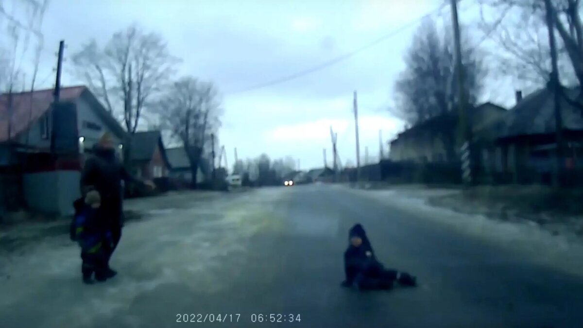 В Петрозаводске мать в двумя детьми вышла на дорогу перед несущимся авто |  Новости Карелии | Karelinform.ru | Дзен