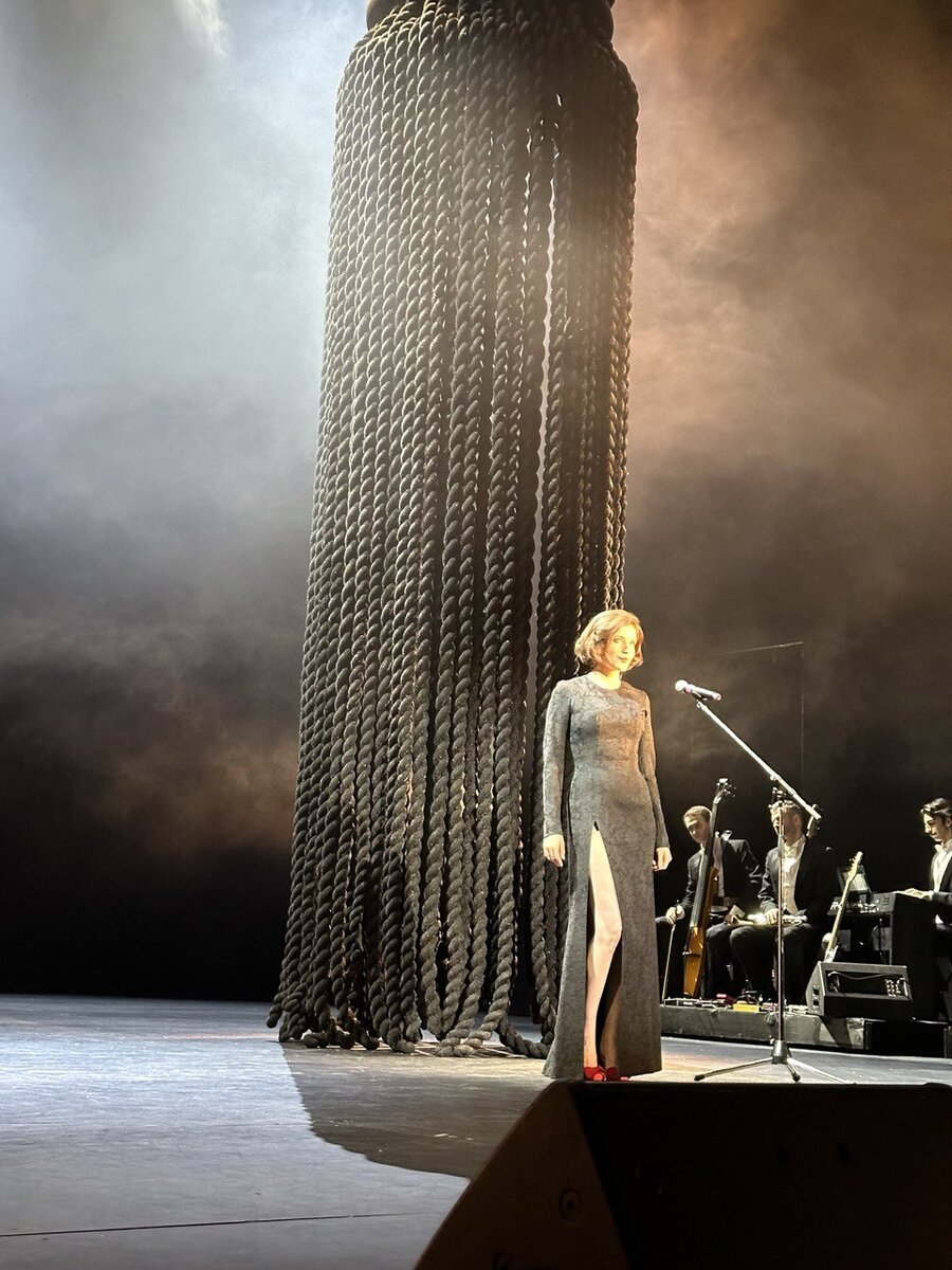 Сцена из спектакля "Сирано" в МХАТ. Фото автора.