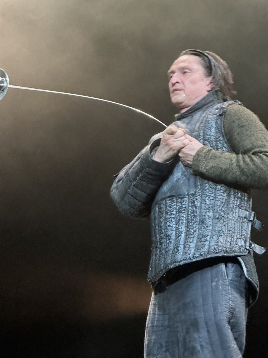 Сцена из спектакля "Сирано" в МХАТ. Фото автора.