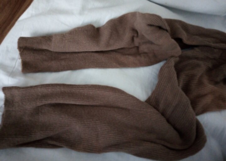 Нашла фото... и решилась разместить.  В таких х/ б чулках не холодно.  В продаже давно таких нет.