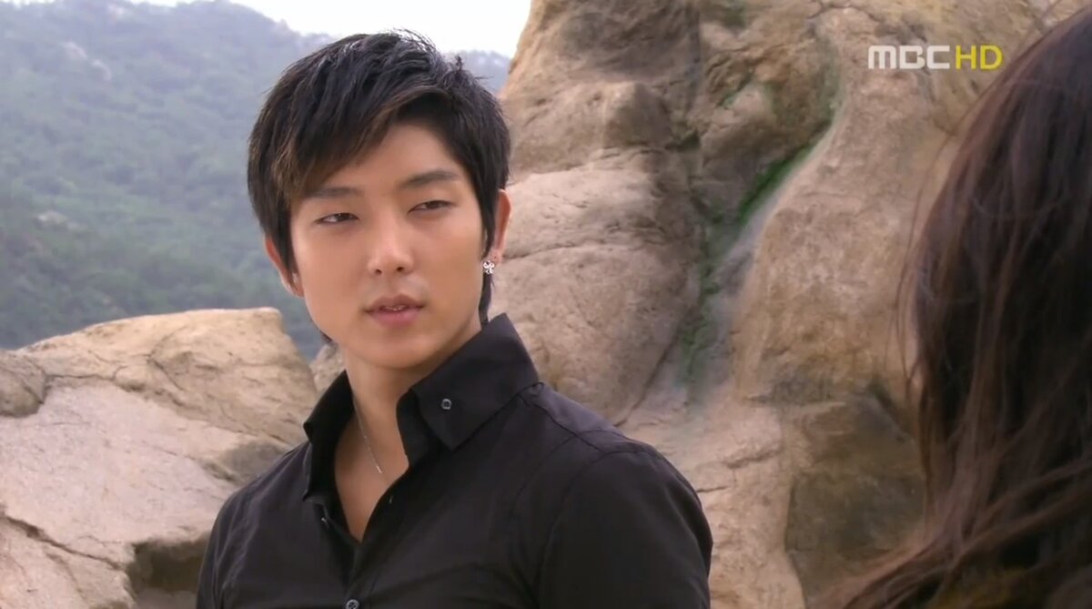 Кадр из дорамы, причем очень захватывающий!