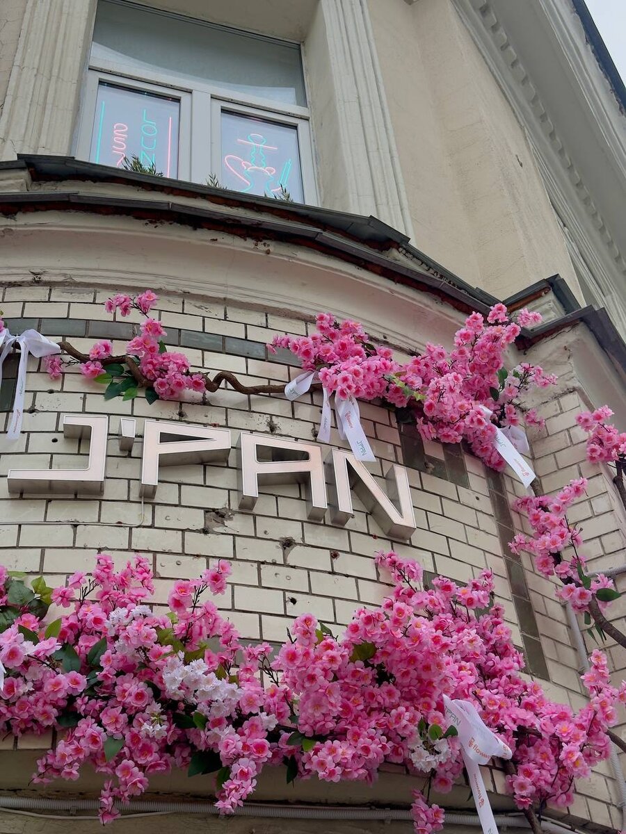 Украшения в честь фестиваля цветения сакуры