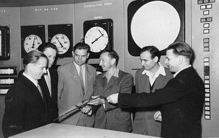 Группа работников первой АЭС у пульта управления. Обнинск; 1959 г.

