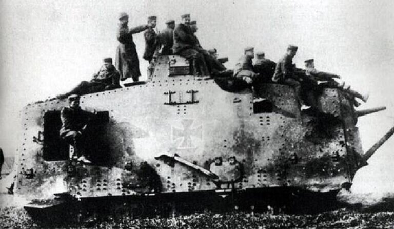  Танк 525 «Зигфрид» (Leutnant Bitter), и его экипаж после сражения