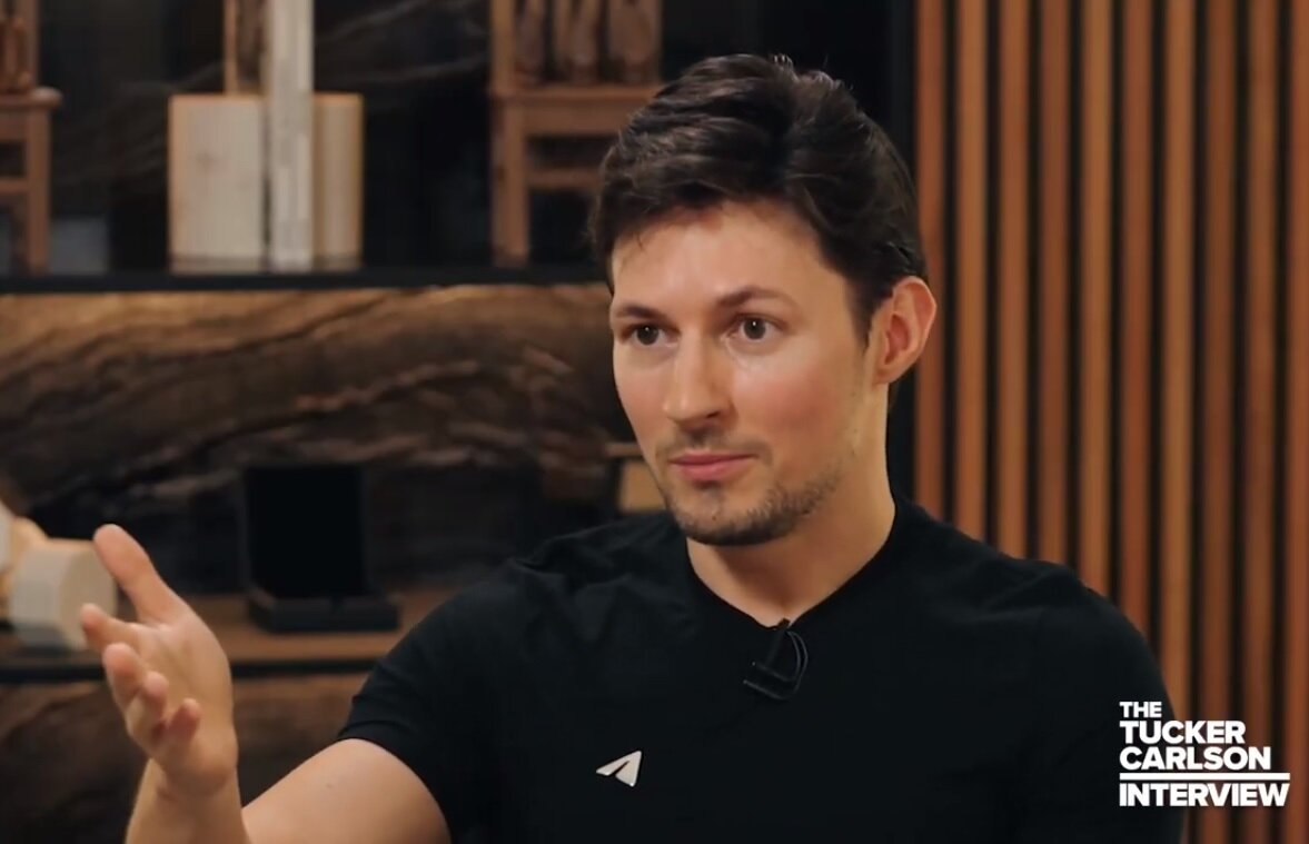 Деталь интерьера с намеком заметили за спиной у Павла Дурова. Фото: скриншот видео Такера Карлсона.