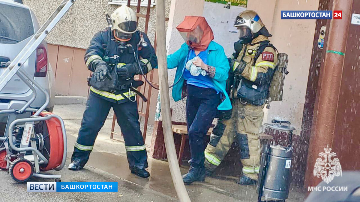    В Уфе спасатели вывели из загоревшейся многоэтажки 21 человека