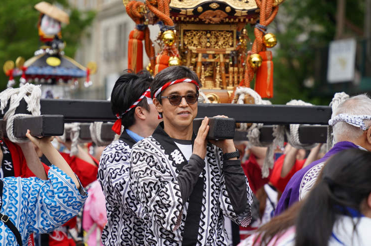 Дяденька преисполнен чувством собственной крутости