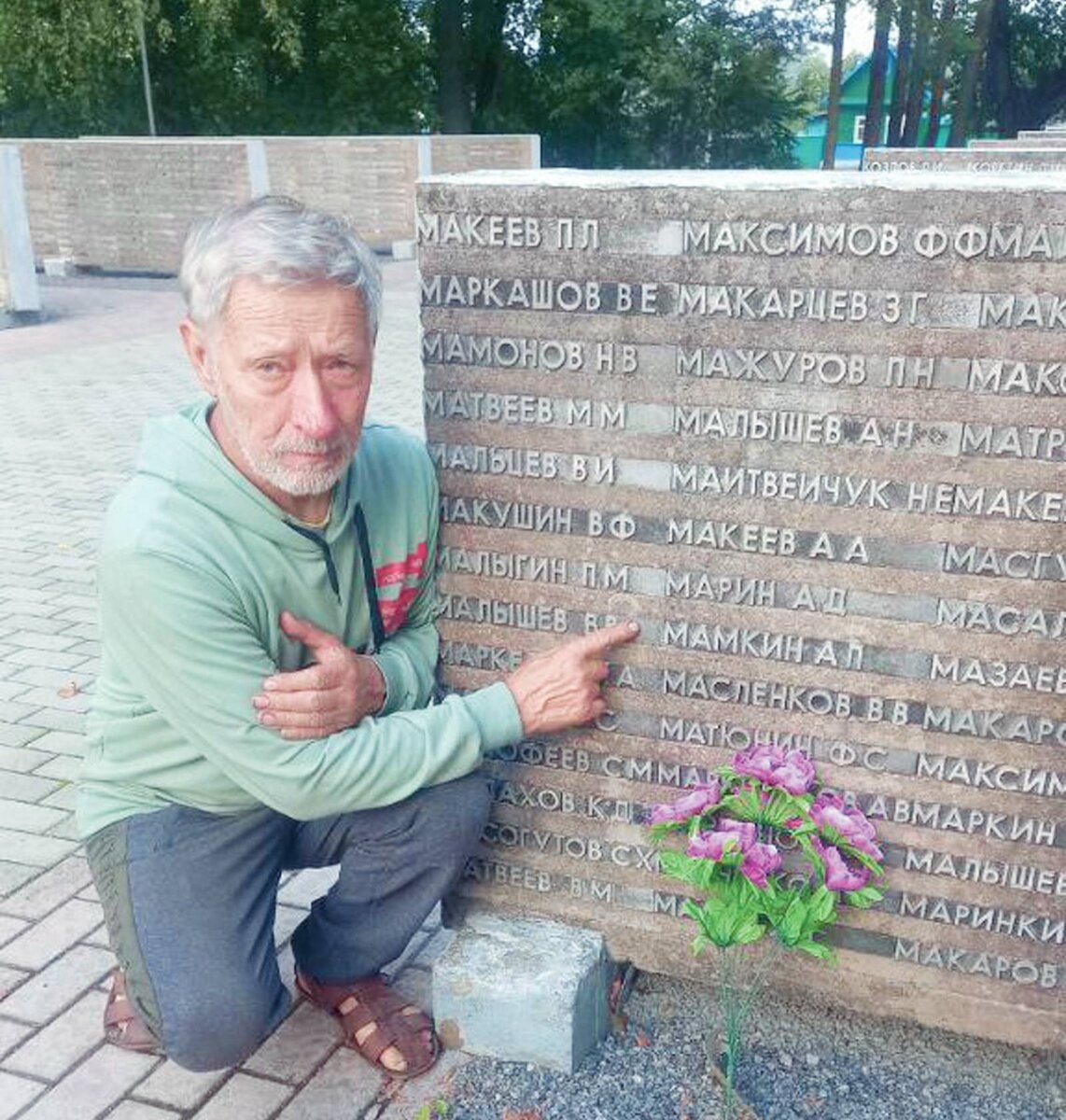 Скульптор Игорь Горяинов у братской могилы в Велиже, где похоронен Александр Мамкин
