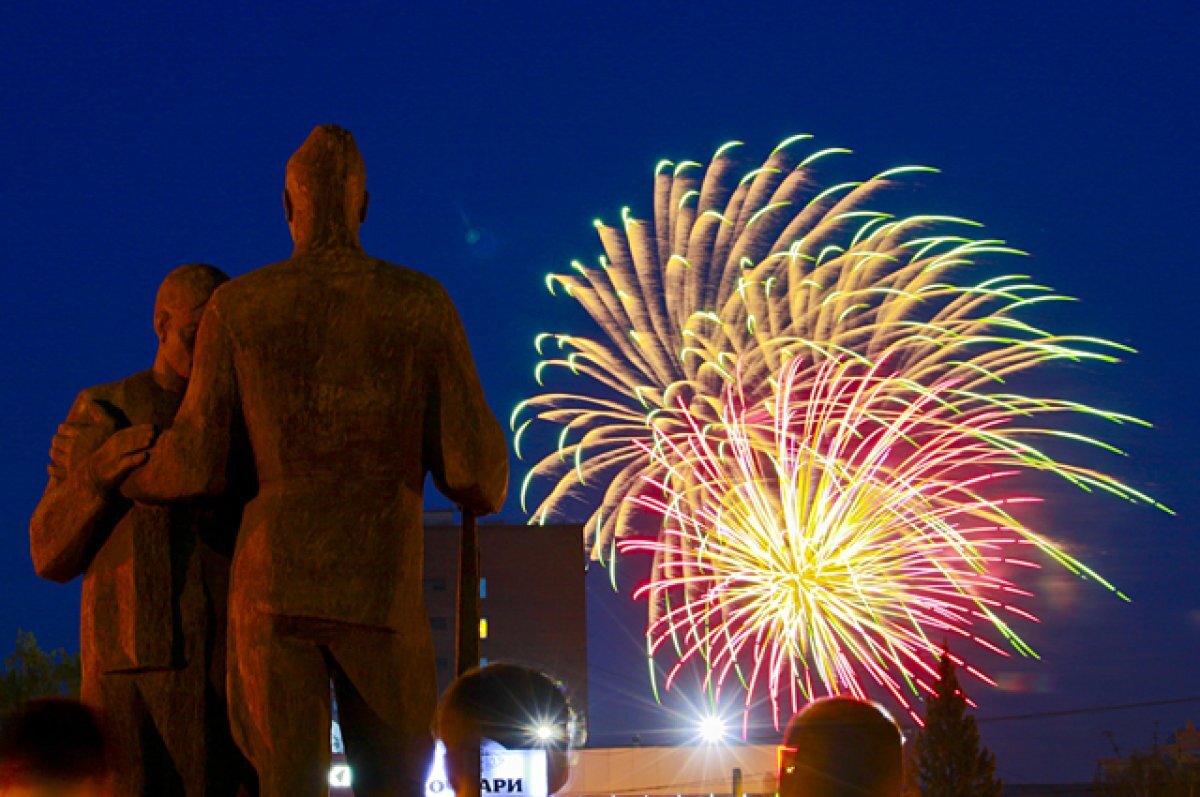    Главный праздничный салют запустят на площади Сахарова.