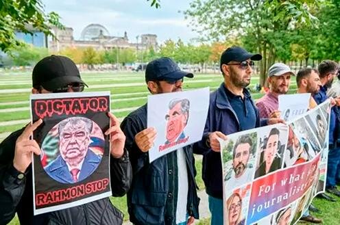 Участники акции протеста против визита президента Таджикистана Эмомали Рахмона в Берлин, 29 сентября 2023 года. Фото с сайта hrw.org