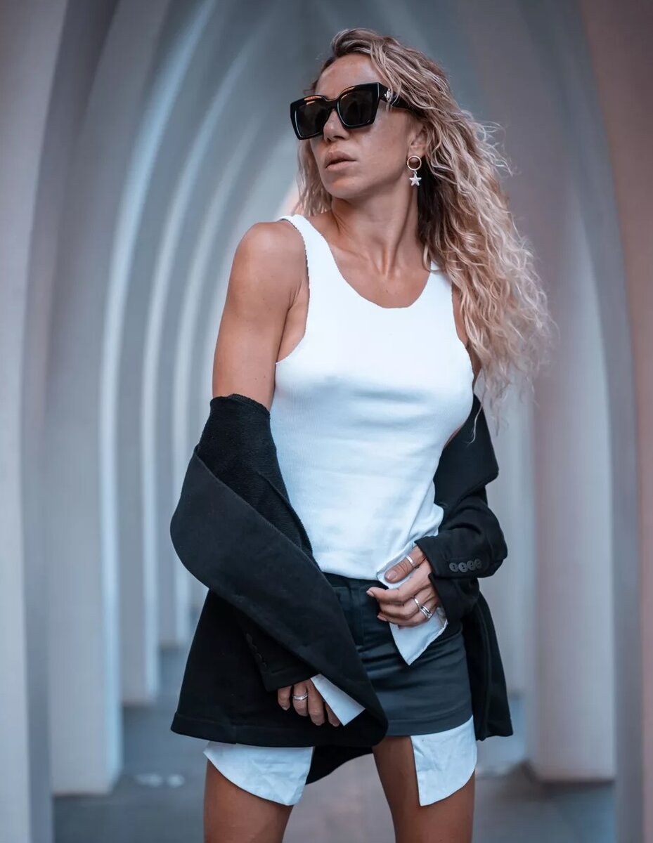 На мне майка CURLYHOUSE