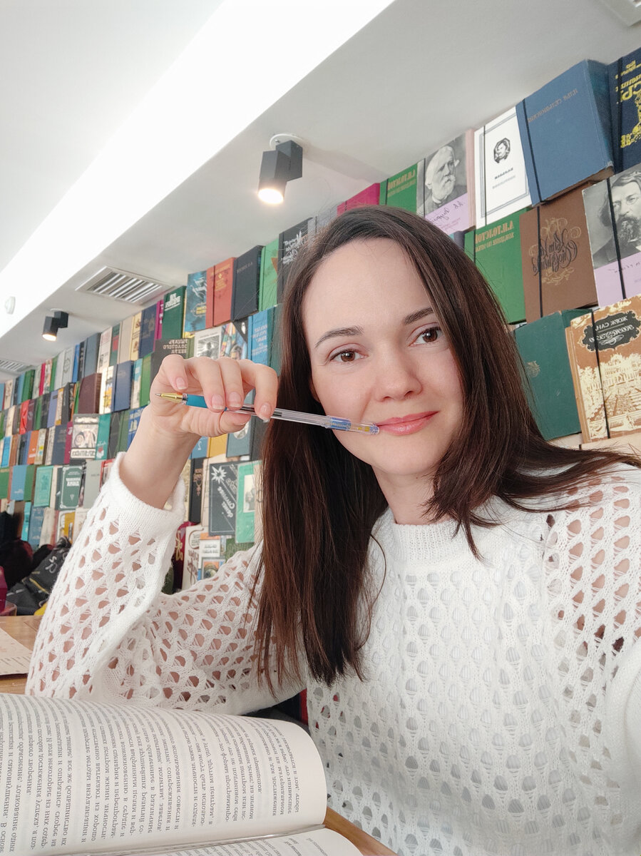 Обожаю уютные кафе и книги 