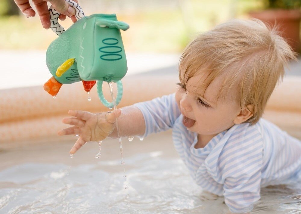 С помощью лейки в виде забавного крокодила можно постепенно приучать малыша к ополаскиванию, если он боится душа