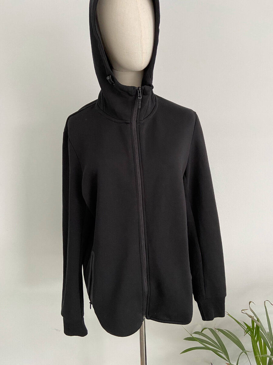 Толстовка бренда Uniqlo - листайте вправо для просмотра всех фото