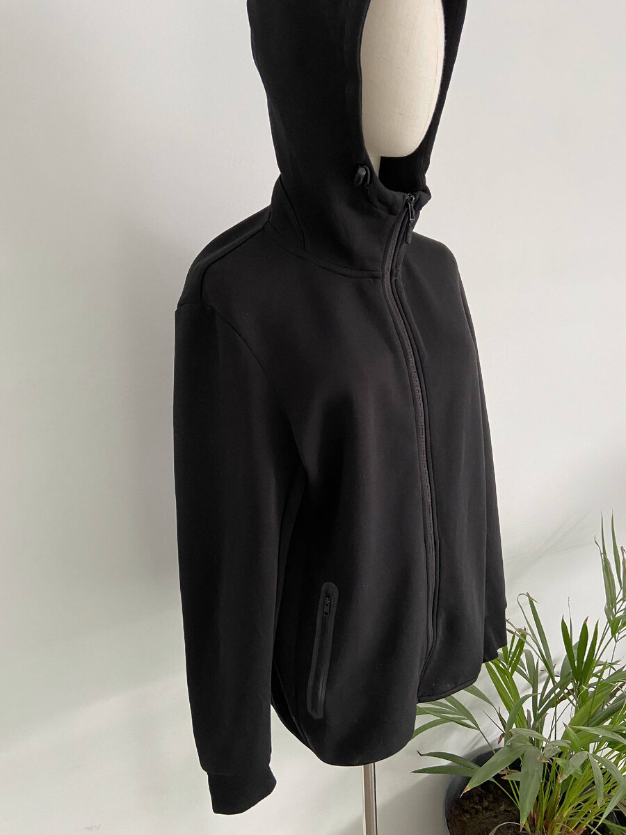 Толстовка бренда Uniqlo - листайте вправо для просмотра всех фото