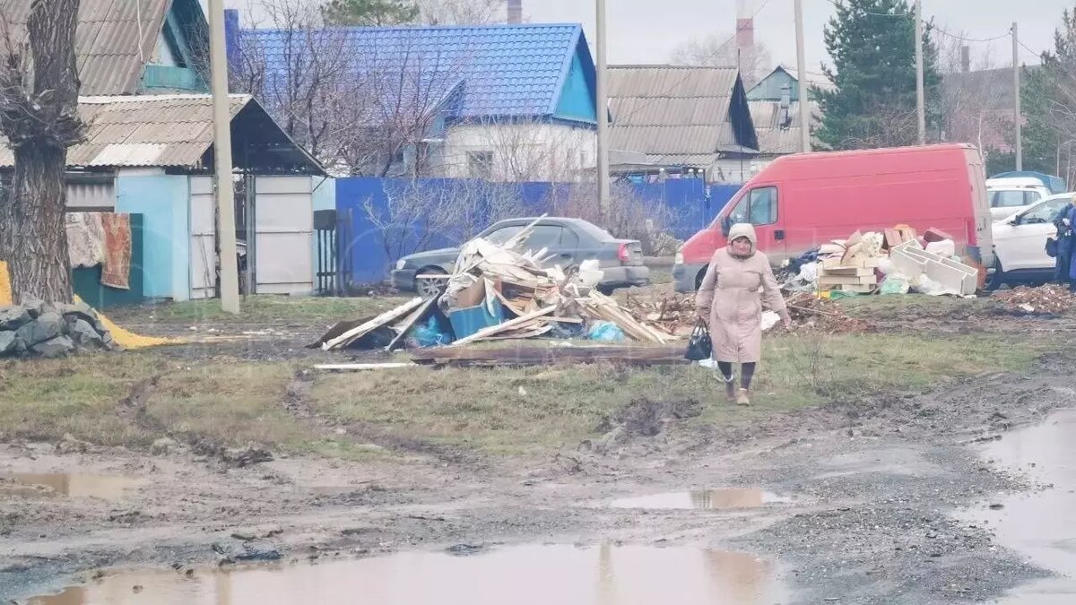 Люди начали возвращаться в свои разрушенные паводком дома. Фото: ORSK.RU