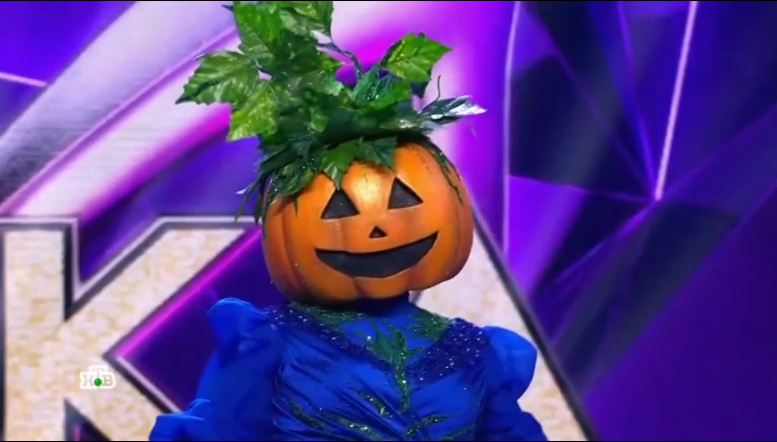 Тыква. Если хотите узнать, кто там скрывается, листайте дальше. 