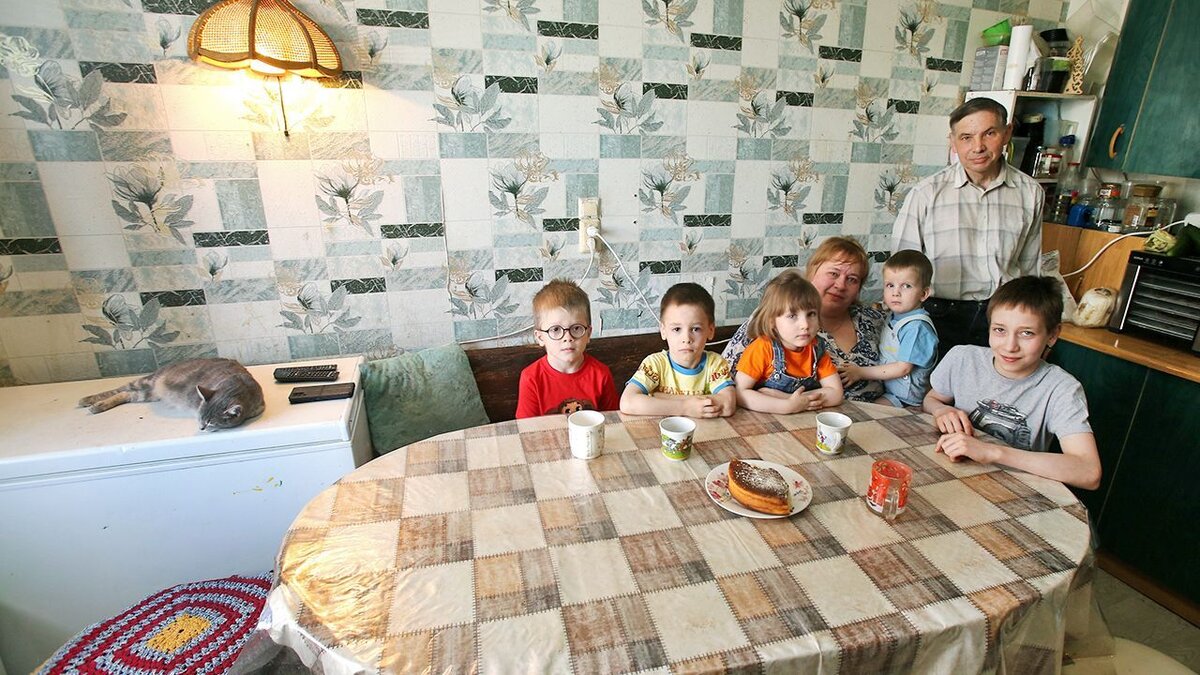    Семья Калагастовых. Приёмные мама Аня и папа Игорь и их прекрасные дети: Серёжка (как и положено «знайке» — в очках), рядом с ним брат с сестрой — Кирилл и Ксения, на руках у мамы — глава семейства Макар, крайний справа — старший из всех, «первенец» Иван.