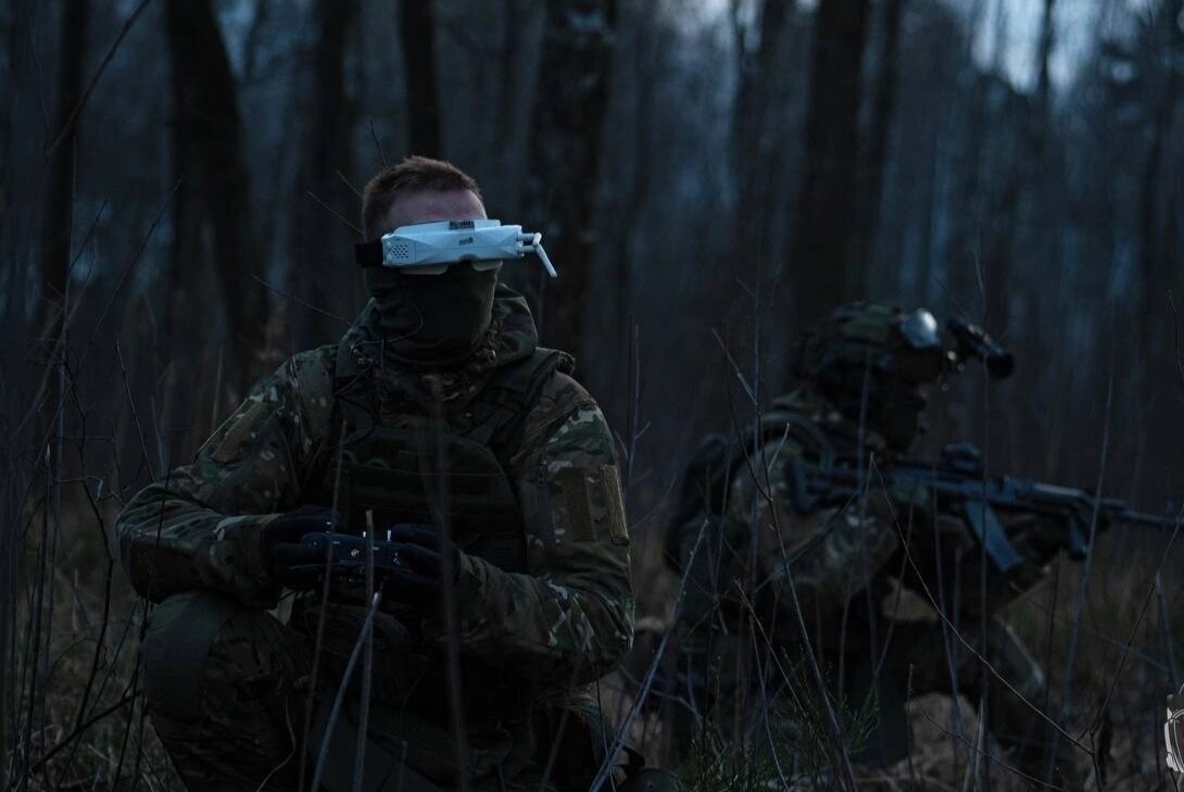  Здравия желаю! Вашему вниманию представлены бойцы ССО Белоруси.  На заставке- расчет FPV  дрона. На воинах- накидки типа леший, из ткани с ИК резистентной нитью.